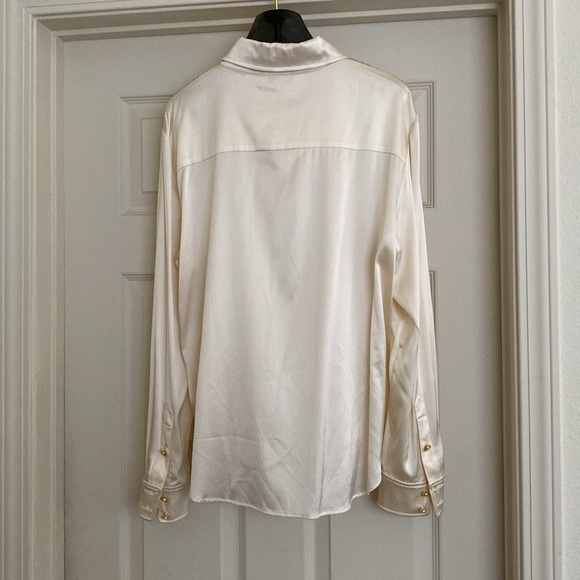 *NEW WITH TAG* ST JOHN Ivory Silk Long Sleeve Top With Gold Buttons Size 12 - Picture 2 of 5